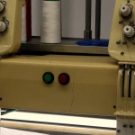 Современный вышивальный автомат 2025 года в процессе создания узора