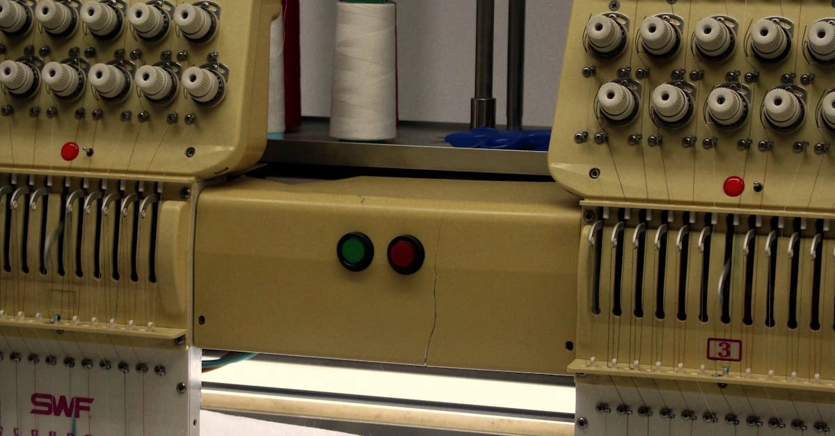 Современный вышивальный автомат 2025 года в процессе создания узора