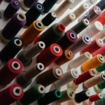 Яркая вышивка крестиком с candy-мотивами в сладких тонах