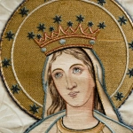 Вышивка игровых символов на ткани с декоративными элементами