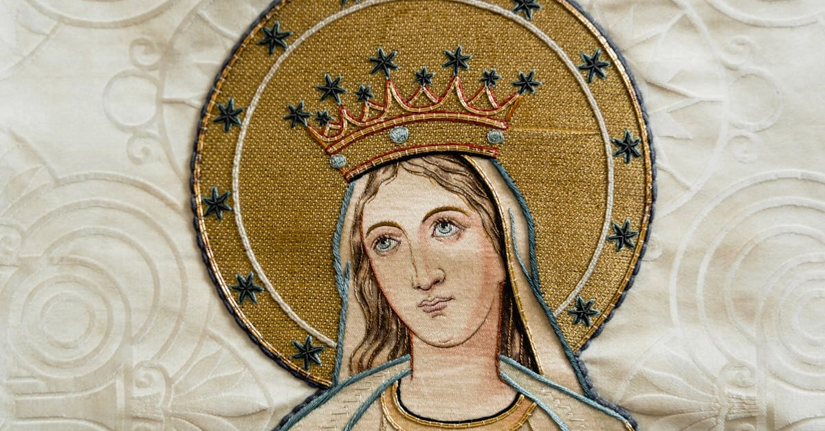 Вышивка игровых символов на ткани с декоративными элементами