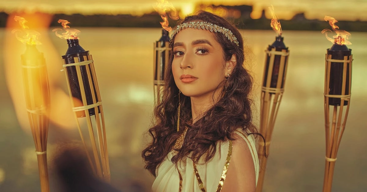 Вышивка с античными мотивами Gates of Olympus золотыми нитями