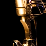 Декоративная вышивка золотыми нитями с изображением волка на ткани