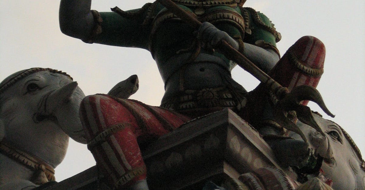 Вышивка мифологических мотивов с античными символами на темной ткани