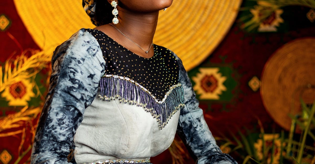 Африканские мотивы в вышивке с узорами носорога