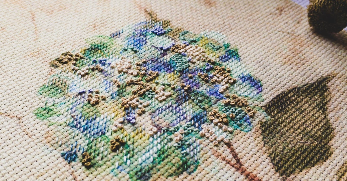 Вышивка узоров с мотивами азартных игр и карточными символами